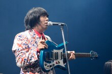 持参したTEISCOギターを観客にアピールする加藤ひさし。