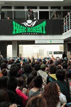 11月12日に行われたHAN-KUNサプライズライブの様子。