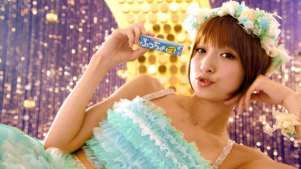 今週の人気の画像7位は「AKB48×ぷっちょ、新CMは「上からマリコ」目線」より、『ぷっちょ』新テレビCM『上からマリコ』ノーマル編の1シーン。