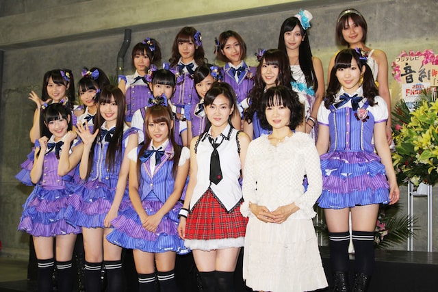 報道陣向けのフォトセッションに参加したTeam Ogiメンバーとゲストたち。