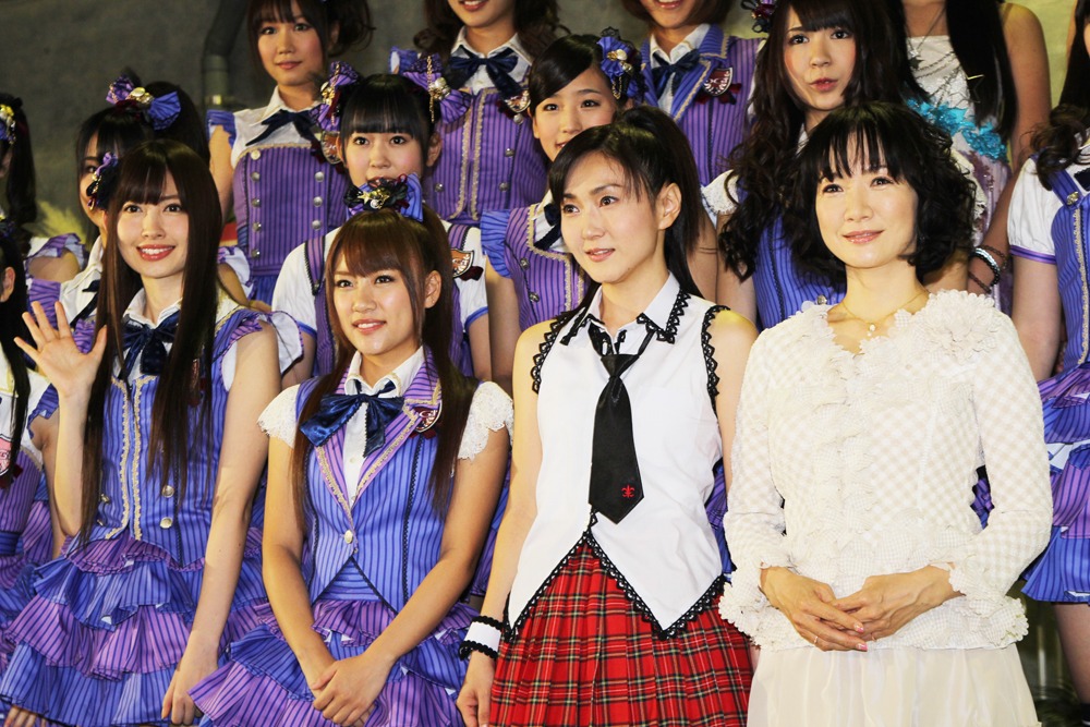 写真左から小嶋陽菜、高橋みなみ、生稲晃子、平松愛理。