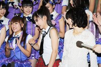 記者からの質問に答える高橋みなみ、生稲晃子、平松愛理（写真左から）。