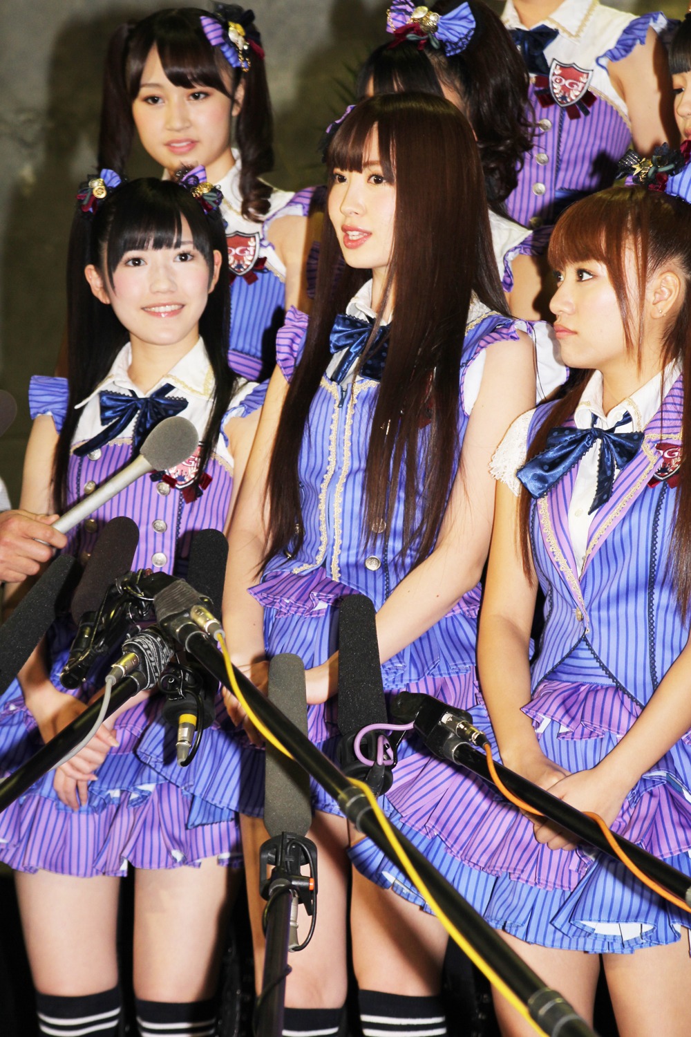 「AKB48にいると、普段ほかのアーティストさんのライブにあまり行けないので、イベントでの共演はうれしい」と語る小嶋陽菜（写真中央）。