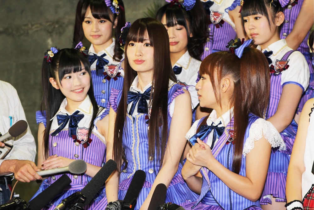 前日に19歳の誕生日を迎えた峯岸みなみに、それぞれ誕生日プレゼントをあげた高橋みなみ（写真右）と小嶋陽菜（中央）。渡辺麻友（左）は「あげてません」とキッパリ答えた。