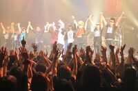 10人が手をつないで挨拶したラストシーン。（撮影：小川舞）