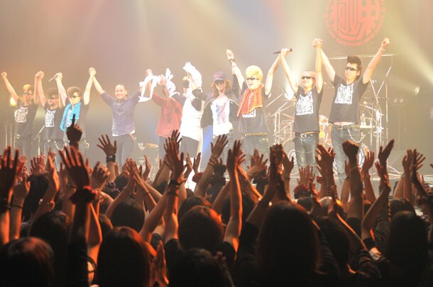 10人が手をつないで挨拶したラストシーン。（撮影：小川舞）