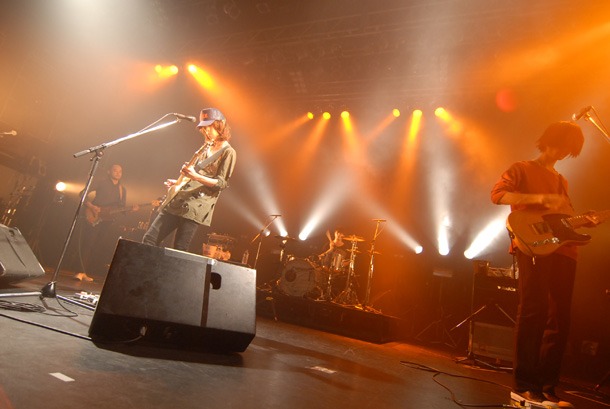 会場を熱狂に導いたThe Mirrazのライブ。（撮影：小川舞）