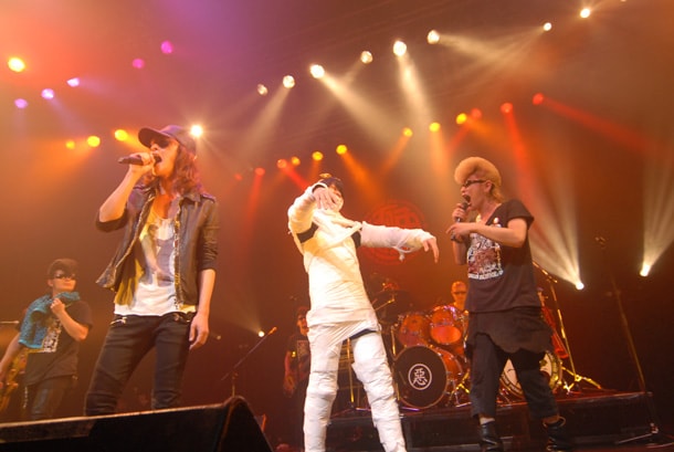 アンコールでのThe Mirrazと氣志團のセッション。関口塁（写真中央）のコスプレに注目だ。（撮影：小川舞）