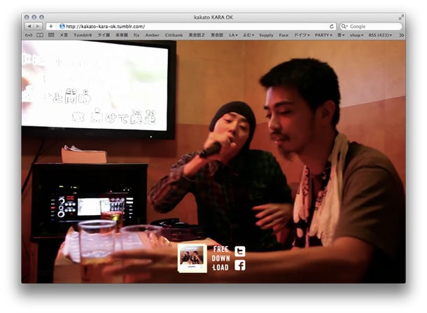 環ROY（写真左）と鎮座DOPENESS（右）がカラオケボックスでフリースタイルをしている様子。