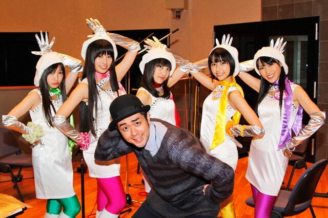 新曲レコーディングのためスタジオに集まったももクロと、ヒャダインこと前山田健一。