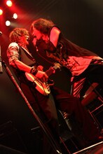 広石武彦（写真右）と水江慎一郎（左）。