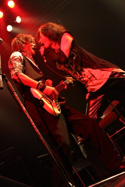 広石武彦（写真右）と水江慎一郎（左）。