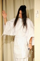 増子兄ィに「デカイ牛若丸」と言われたKenKenの神職衣装姿。（撮影：釘野孝宏）