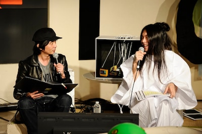 マニアックなゲームトークに華を咲かせる増子直純とKenKen。（撮影：釘野孝宏）