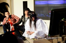 ハマったゲームとしてスクエアのアクションゲーム「JJ」を紹介したKenKen。写真は3Dメガネをかけプレイしている様子。（撮影：釘野孝宏）