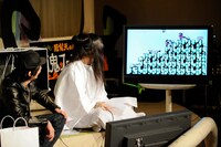 「火の鳥」をプレイするKenKenと、それを見つめる増子直純。（撮影：釘野孝宏）