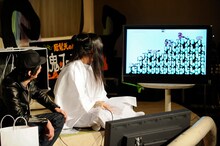 「火の鳥」をプレイするKenKenと、それを見つめる増子直純。（撮影：釘野孝宏）