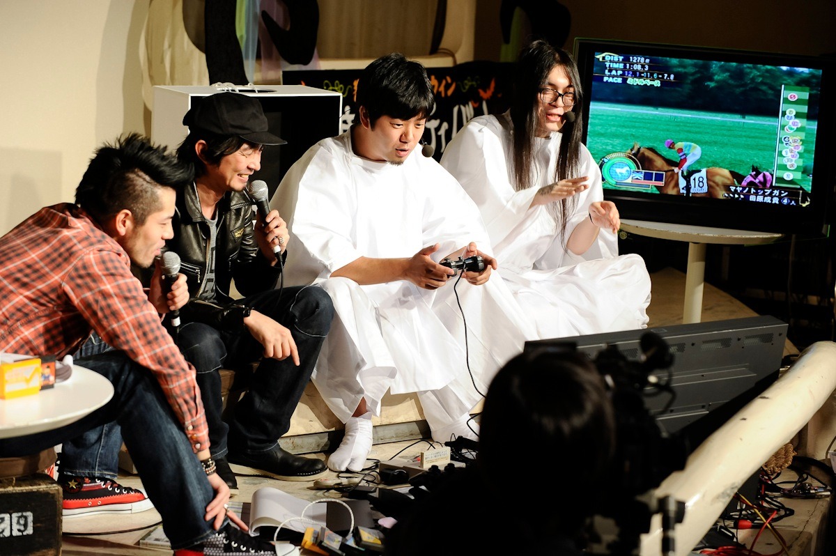 「ギャロップレーサー8」で遊ぶ出演者たち。（撮影：釘野孝宏）