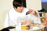 レアソフトを発見し、驚く高田雄一。（撮影：釘野孝宏）