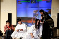 「バーチャファイター」プレイ中の出演者たち。画面を見つめる瞳は真剣そのもの。（撮影：釘野孝宏）