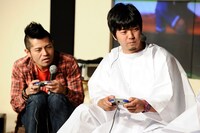 セガの名作格闘ゲーム「バーチャファイター」で対決するブンブン丸と高田雄一。（撮影：釘野孝宏）