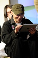 「百鬼大戦絵巻」で遊ぶ清水泰次。最初は苦戦していたが、最終的にはKenKenに勝利した。（撮影：釘野孝宏）