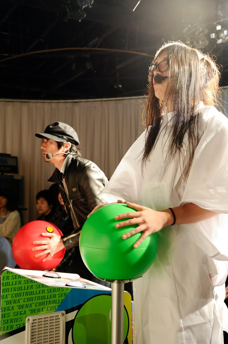 イベント終盤に繰り広げられた増子直純対KenKenの「デカリス」対決の模様。（撮影：釘野孝宏）