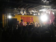 写真はインストアライブの模様。