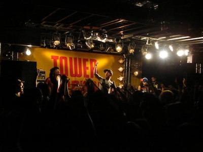 写真はインストアライブの模様。