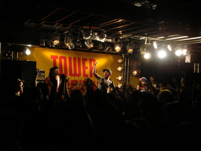 写真はインストアライブの模様。