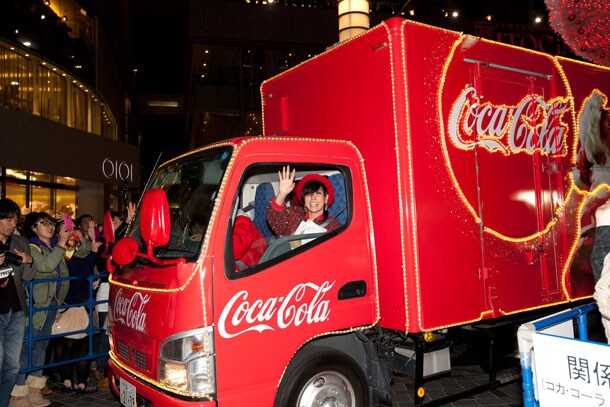 「Coca-Cola Happiness Truck」の助手席に乗って退場するAI。