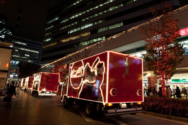 AIを乗せた車を先頭に、全国各地へ走り出した「Coca-Cola Happiness Truck」。