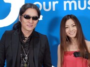 倉木麻衣（写真右）と石井竜也（左）。