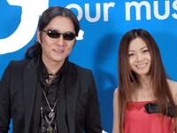 倉木麻衣（写真右）と石井竜也（左）。