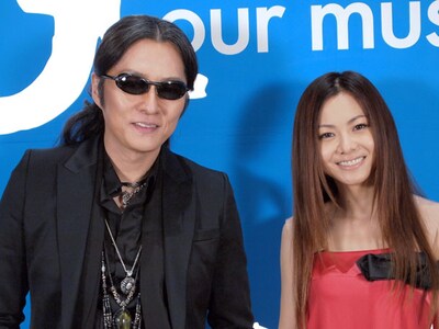 倉木麻衣（写真右）と石井竜也（左）。