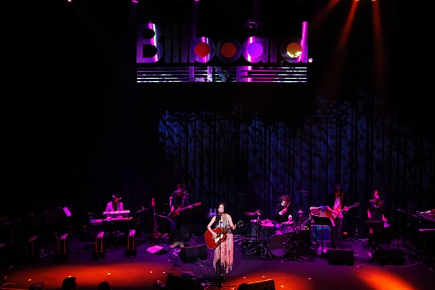 写真は11月6日に東京・Billboard Live TOKYOで行われたライブの模様。