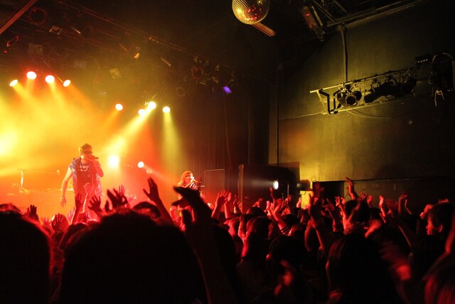 HOME MADE 家族全国ツアー「AKATSUKI TOUR 2011-12 ～家族の夜明けぜよ～」名古屋OZON公演の様子。