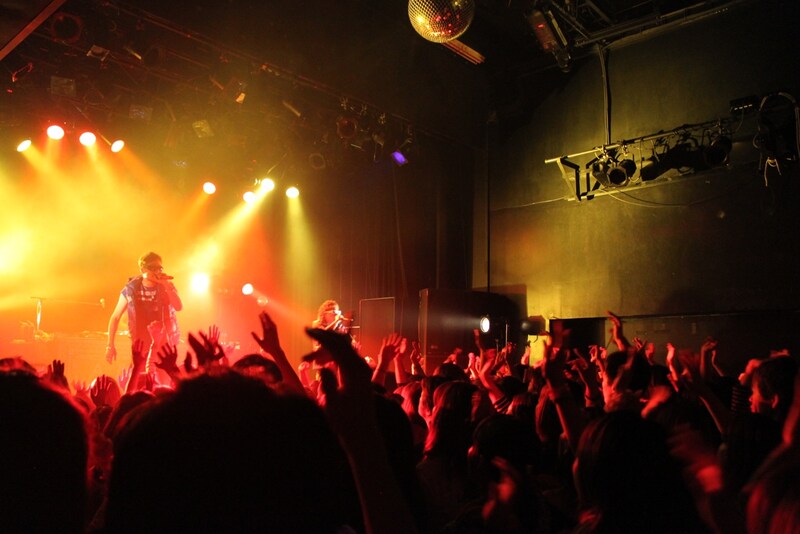 HOME MADE 家族全国ツアー「AKATSUKI TOUR 2011-12 ～家族の夜明けぜよ～」名古屋OZON公演の様子。