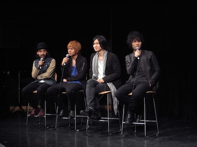 ファンを前にインタビューに臨むNICO Touches the Wallsの4人。