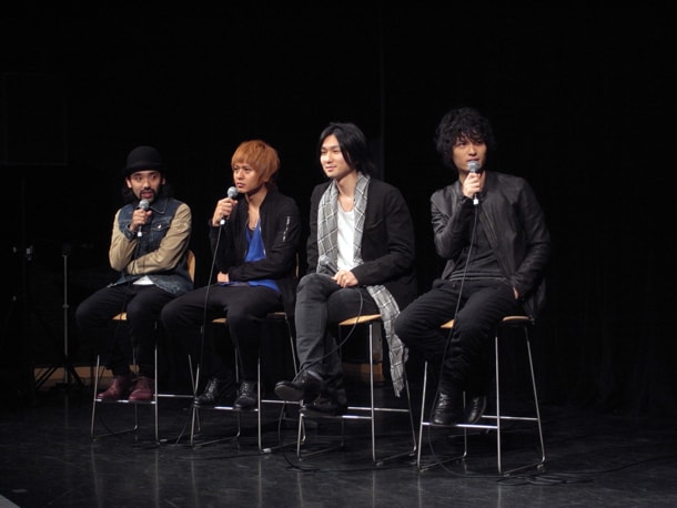 ファンを前にインタビューに臨むNICO Touches the Wallsの4人。