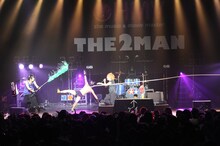 「抱きしめてシュヴァルツ」での“ギターソロ”の様子。鎖の長さが足りず宙に舞う喜矢武豊（写真左から2人目）。