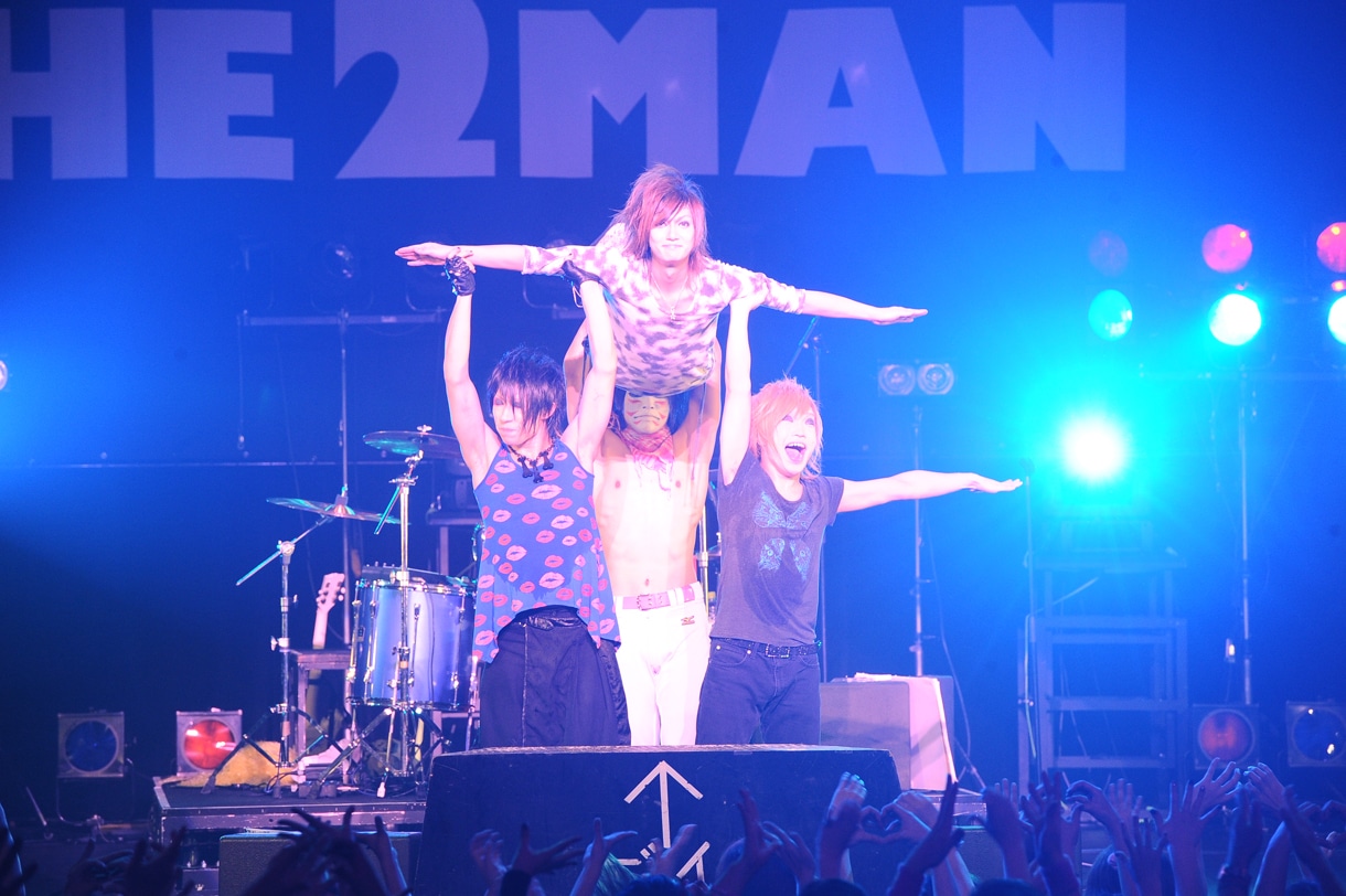 「トラウマキャバ嬢」を披露するゴールデンボンバー。
