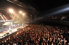 ゴールデンボンバーのライブの様子。