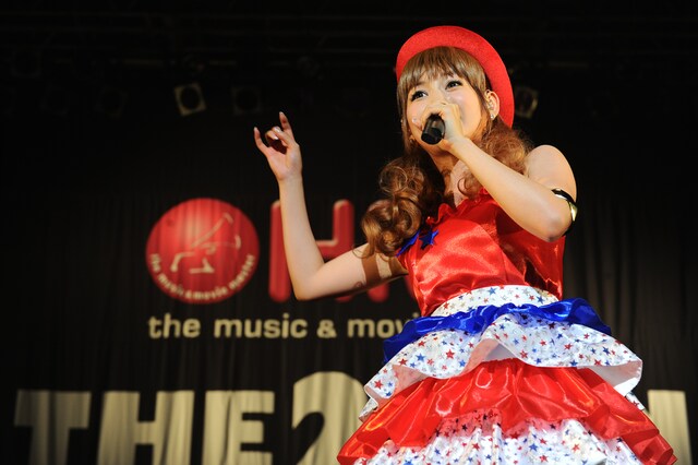 この日のしょこたんは、トリコロールのミニドレス姿。