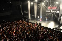 中川翔子のライブの様子。