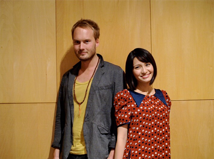 新曲「TRY UNITE!」のプロデュースを手がけたラスマス・フェイバー（写真左）とのツーショット写真。