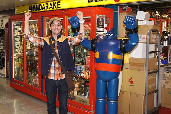 「まんだらけ」スペシャル館前にて、鉄人28号の置物と記念撮影するスコット・マーフィー。