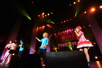 アンコールで「今すぐKISS ME」を歌う中川翔子（写真右）と、なぜかいどみかかるような表情を浮かべる“マミタス”姿の喜矢武豊（写真左から2人目）。