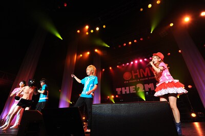 アンコールで「今すぐKISS ME」を歌う中川翔子（写真右）と、なぜかいどみかかるような表情を浮かべる“マミタス”姿の喜矢武豊（写真左から2人目）。