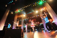 アンコールで「今すぐKISS ME」を歌う様子。